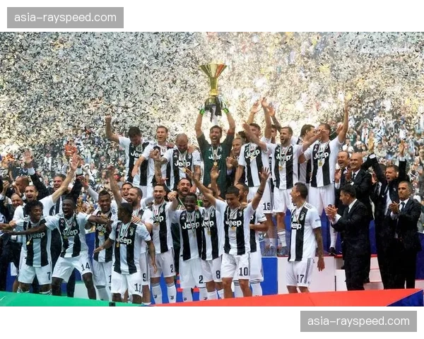 尤文图斯球迷失望离场，科莫球员客场庆祝爆冷胜利