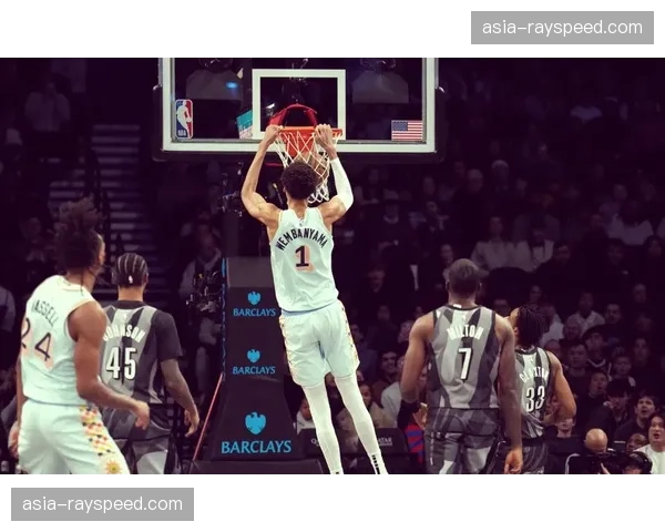 聚焦瞬间：文班亚马封盖后一条龙运球隔扣，点燃马刺主场