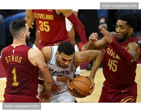 文班亚马半场送出5记封盖，马刺内线防守让灰熊命中率降至35%